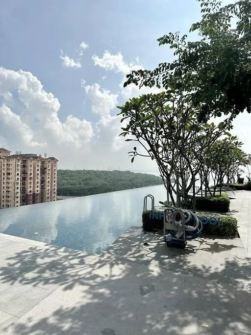 Holiday home Urban Seaview With Infinity Pool, Luxury Modern Stylish 7Pax 3Bedroom 3Queen Jelutong Malaysia